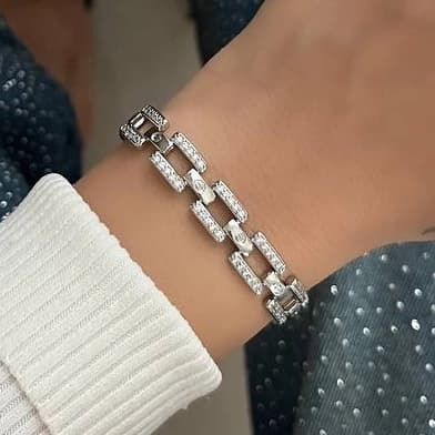دستبند بنگل زنانه کلاسیک نگین کاری شده رنگ نقره ای مناسب روزمره و مهمانی آبکاری درجه یک نقره و رادیوم ضد حساسیت و رنگ کاملا ثابت کد zmc