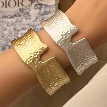 دستبند بنگل زنانه مینیمال طرح آب در دو رنگ طلایی و نقره ای مناسب روزمره و مهمانی آبکاری درجه یک نقره و رادیوم ضد حساسیت و رنگ کاملا ثابت کد zmc