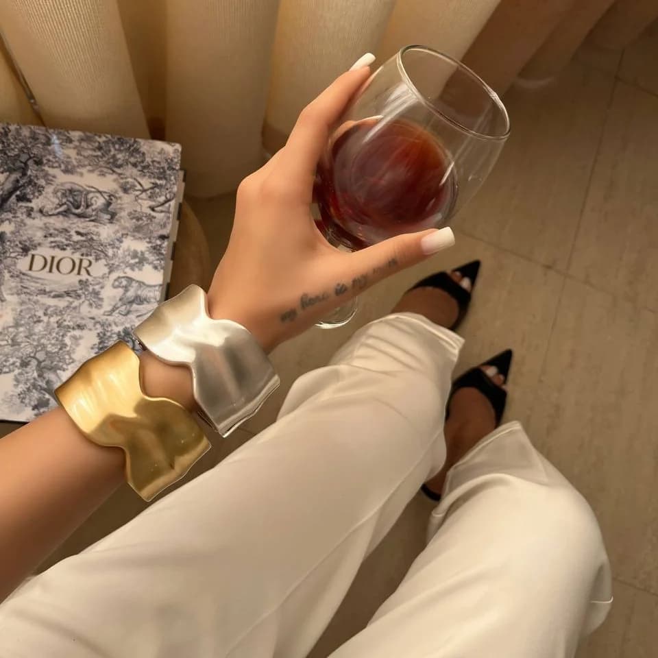 دستبند بنگل زنانه مینیمال طرح چروک پهن رنگ طلایی و نقره ای مناسب روزمره و مهمانی آبکاری درجه یک نقره و رادیوم ضد حساسیت رنگ ثابت کد zmc — تصویر ۲