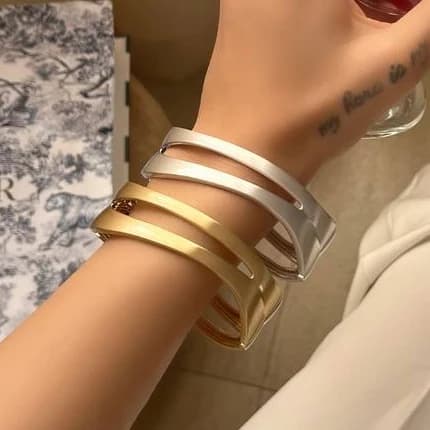 دستبند بنگل زنانه مینیمال طرح دولاین رنگ طلایی و نقره ای مناسب روزمره و مهمانی آبکاری درجه یک نقره و رادیوم ضد حساسیت رنگ ثابت کد zmc