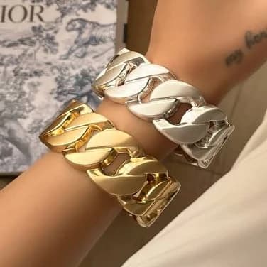دستبند بنگل زنانه مینیمال طرح کارتیر Cartier پهن رنگ طلایی و نقره ای مناسب روزمره و مهمانی آبکاری درجه یک نقره و رادیوم ضد حساسیت رنگ ثابت کد zmc