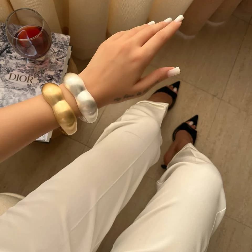 دستبند بنگل زنانه مینیمال طرح ابری رنگ طلایی و نقره ای مناسب روزمره و مهمانی آبکاری درجه یک نقره و رادیوم ضد حساسیت رنگ ثابت کد zmc — تصویر ۲