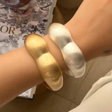 دستبند بنگل زنانه مینیمال طرح ابری رنگ طلایی و نقره ای مناسب روزمره و مهمانی آبکاری درجه یک نقره و رادیوم ضد حساسیت رنگ ثابت کد zmc