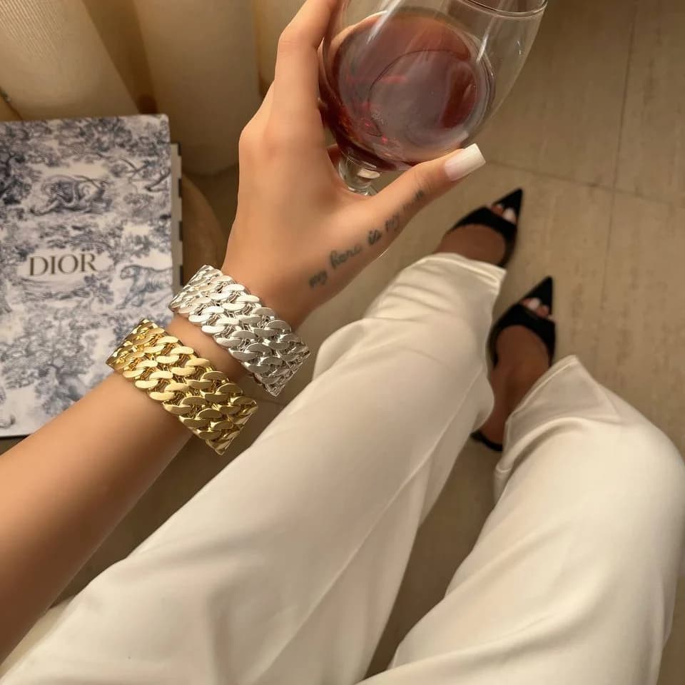 دستبند بنگل زنانه مینیمال طرح کارتیر Cartier دو لاین رنگ طلایی و نقره ای مناسب روزمره و مهمانی آبکاری درجه یک نقره و رادیوم ضد حساسیت رنگ ثابت کد zmc — تصویر ۲