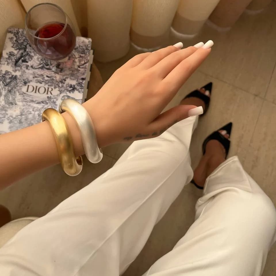 دستبند بنگل زنانه مینیمال طرح موج دار لبه گرد رنگ طلایی و نقره ای مناسب روزمره و مهمانی آبکاری درجه یک نقره و رادیوم ضد حساسیت رنگ ثابت کد zmc — تصویر ۲