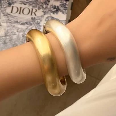 دستبند بنگل زنانه مینیمال طرح موج دار لبه گرد رنگ طلایی و نقره ای مناسب روزمره و مهمانی آبکاری درجه یک نقره و رادیوم ضد حساسیت رنگ ثابت کد zmc