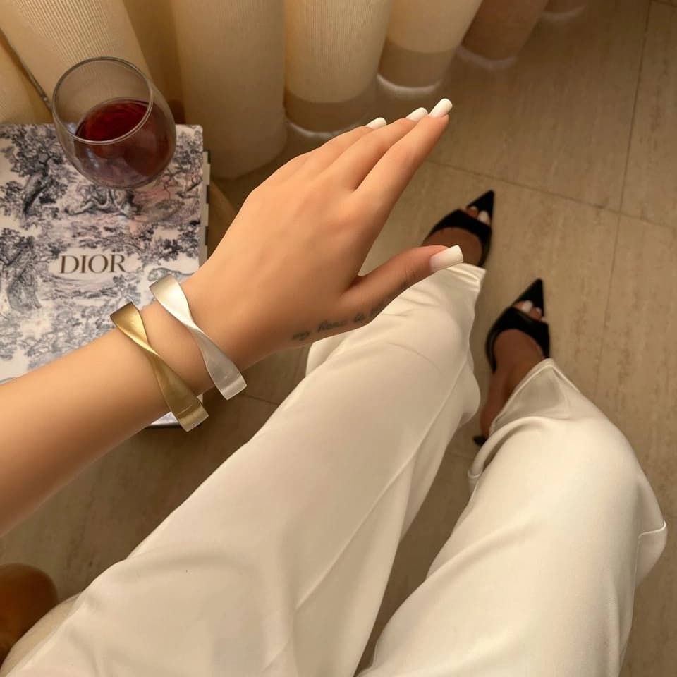 دستبند بنگل زنانه مینیمال طرح تک پیچی در دو رنگ طلایی و نقره ای مناسب روزمره و مهمانی آبکاری درجه یک نقره و رادیوم ضد حساسیت رنگ ثابت کد zmc — تصویر ۲