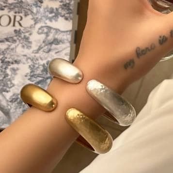 دستبند بنگل زنانه مینیمال طرح آغوش دایره ای در دو رنگ طلایی و نقره ای مناسب روزمره و مهمانی آبکاری درجه یک نقره و رادیوم ضد حساسیت رنگ ثابت کد zmc