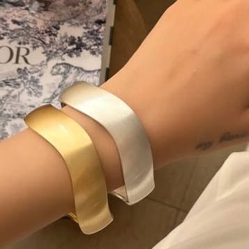 دستبند بنگل النگویی زنانه ساده مینیمال در دو رنگ طلایی و نقره ای مناسب روزمره و مهمانی آبکاری درجه یک نقره و رادیوم ضد حساسیت رنگ ثابت کد zmc