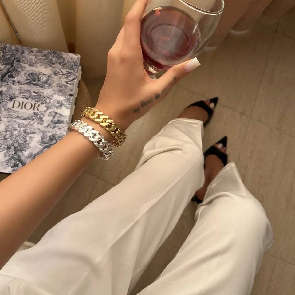 دستبند بنگل النگویی زنانه طرح کارتیر Cartier در دو رنگ طلایی و نقره ای مناسب روزمره و مهمانی آبکاری درجه یک نقره و رادیوم ضد حساسیت رنگ ثابت کد zmc — تصویر ۲
