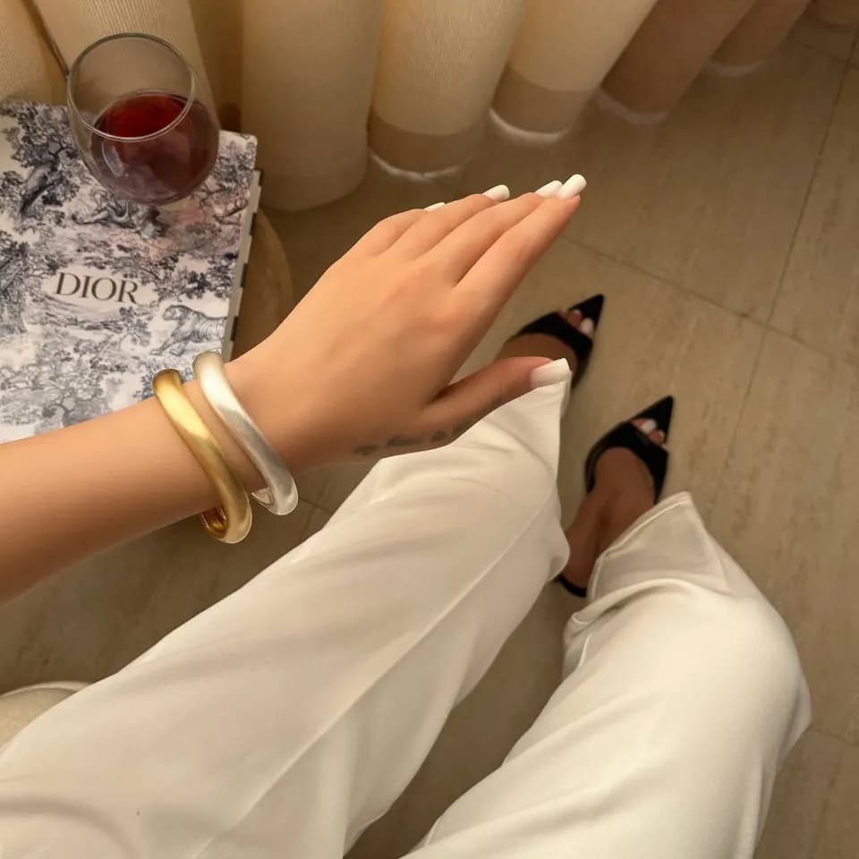 دستبند بنگل النگویی زنانه مینیمال طرح دایره موج دار در دو رنگ طلایی و نقره ای مناسب روزمره و مهمانی آبکاری درجه یک نقره و رادیوم ضد حساسیت رنگ ثابت کد zmc — تصویر ۲