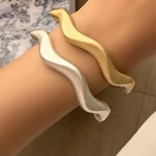 دستبند بنگل النگویی زنانه مینیمال طرح دایره موج دار در دو رنگ طلایی و نقره ای مناسب روزمره و مهمانی آبکاری درجه یک نقره و رادیوم ضد حساسیت رنگ ثابت کد zmc — تصویر ۳