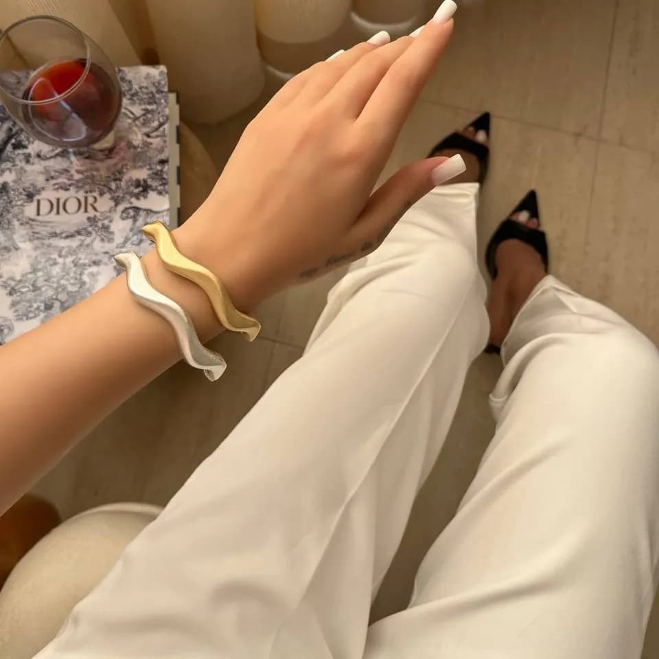 دستبند بنگل النگویی زنانه مینیمال طرح دایره موج دار در دو رنگ طلایی و نقره ای مناسب روزمره و مهمانی آبکاری درجه یک نقره و رادیوم ضد حساسیت رنگ ثابت کد zmc — تصویر ۴