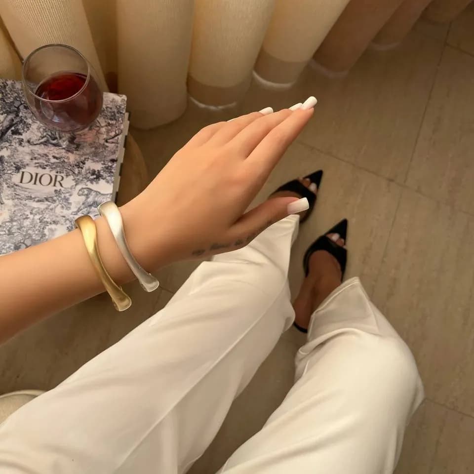 دستبند بنگل النگویی زنانه مینیمال در دو رنگ طلایی و نقره ای مناسب روزمره و مهمانی آبکاری درجه یک نقره و رادیوم ضد حساسیت رنگ ثابت کد zmc — تصویر ۲