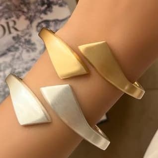 دستبند بنگل زنانه مینیمال طرح پولیگان در دو رنگ طلایی و نقره ای مناسب روزمره و مهمانی آبکاری درجه یک نقره و رادیوم ضد حساسیت رنگ ثابت کد zmc