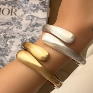 دستبند بنگل زنانه مینیمال طرح آغوش ساده در دو رنگ طلایی و نقره ای مناسب روزمره و مهمانی آبکاری درجه یک نقره و رادیوم ضد حساسیت رنگ ثابت کد zmc
