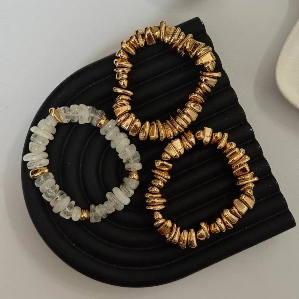 دستبند النگویی زنانه سه عددی مینیمال طرح سنگ رنگ طلایی و سفید مناسب روزمره و مهمانی ضد حساسیت و رنگ ثابت کد zgc — تصویر ۳