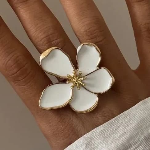 انگشتر زنانه مینیمال طرح گل پنج برگ رنگ طلایی و سفید مناسب روزمره و مهمانی میناکاری شده ضد حساسیت و رنگ ثابت کد zgc