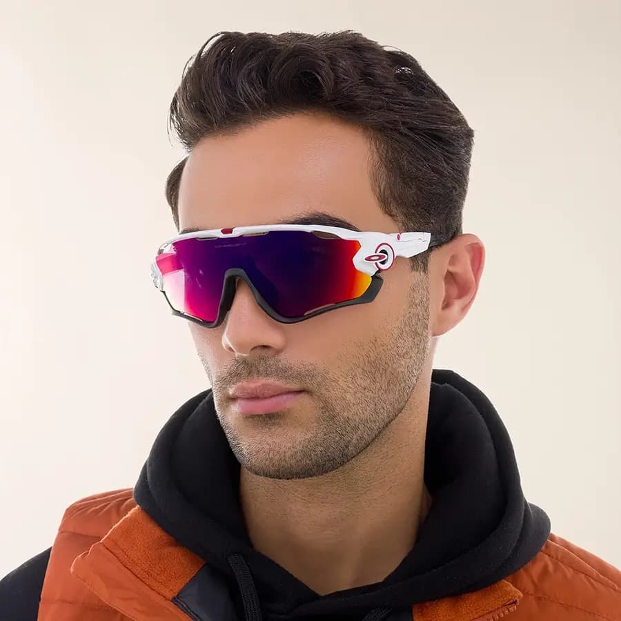 عینک ورزشی OAKLEY JAW با فریم رنگ مشکی مات، بیس دار، لنز جیوه‌ای و رنگ قرمز آتشی مدل OO9290 — تصویر ۹
