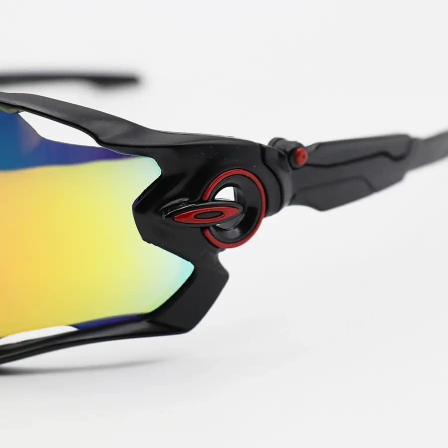 عینک ورزشی OAKLEY JAW با فریم رنگ مشکی مات، بیس دار، لنز جیوه‌ای و رنگ قرمز آتشی مدل OO9290 — تصویر ۶