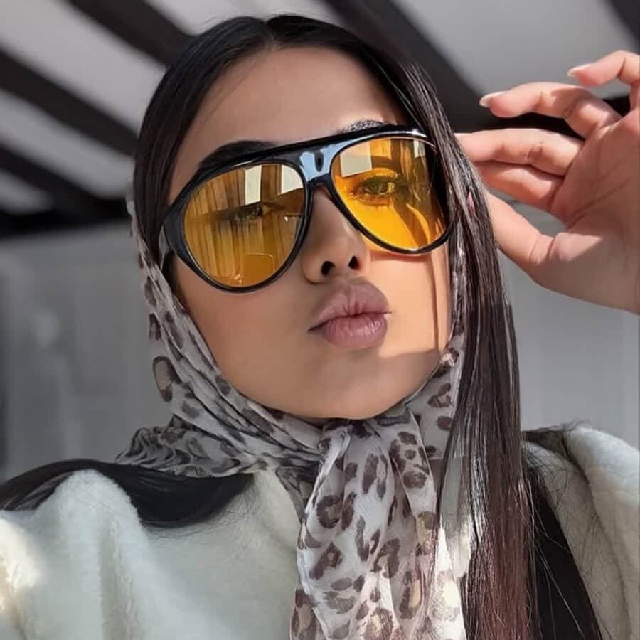 عینک شب گوچی با فریم مشکی رنگ، شکل خلبانی، سایز بزرگ و عدسی زرد رنگ مدل 94533 — تصویر ۲
