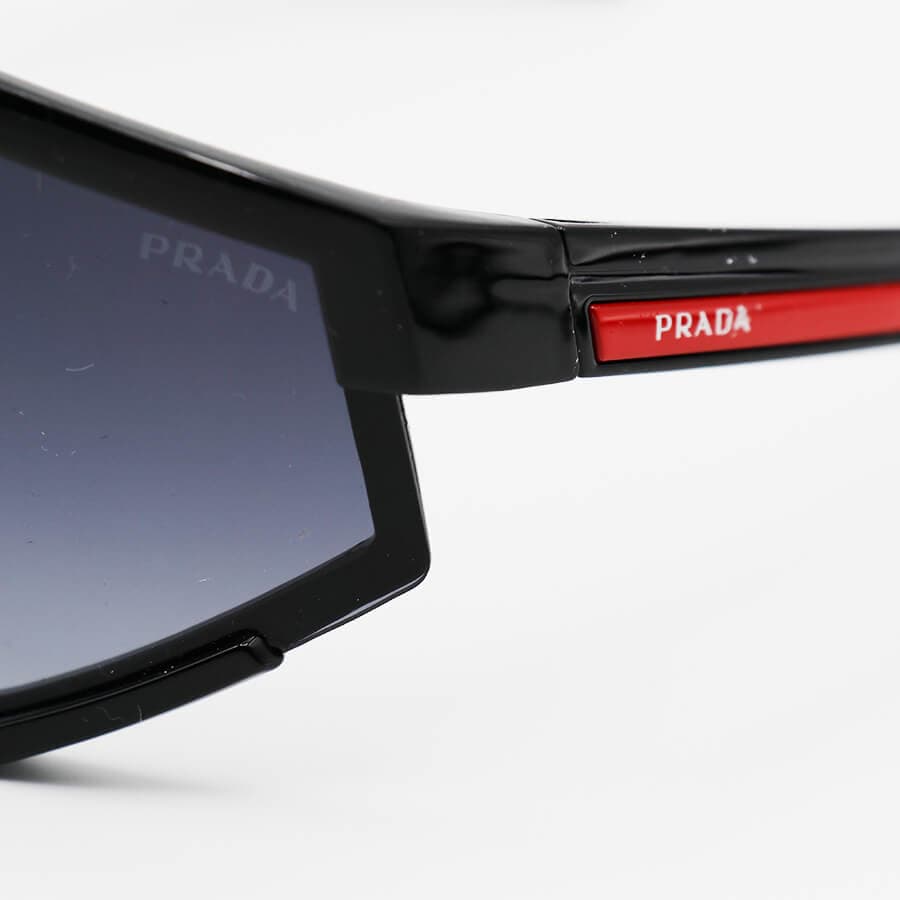 عینک ورزشی با فریم رنگ مشکی براق و لنز دودی سایه روشن برند PRADA مدل ZS2316 — تصویر ۵