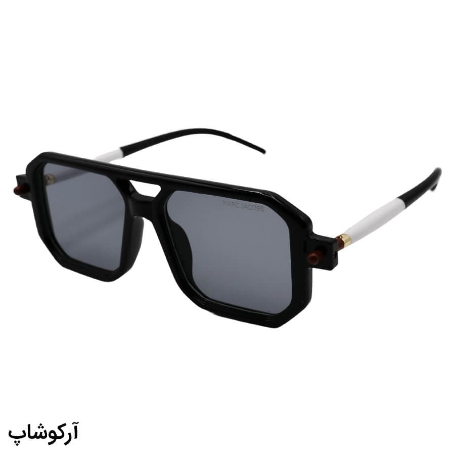 عینک آفتابی مارک جیکوبز با فریم مشکی رنگ، مربعی شکل، دسته مدادی و لنز دودی تیره مدل 8709