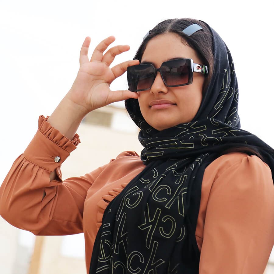 عینک آفتابی مربعی گوچی با فریم مشکی رنگ، از جنس کائوچو و لنز دودی تیره مدل 3374 — تصویر ۶