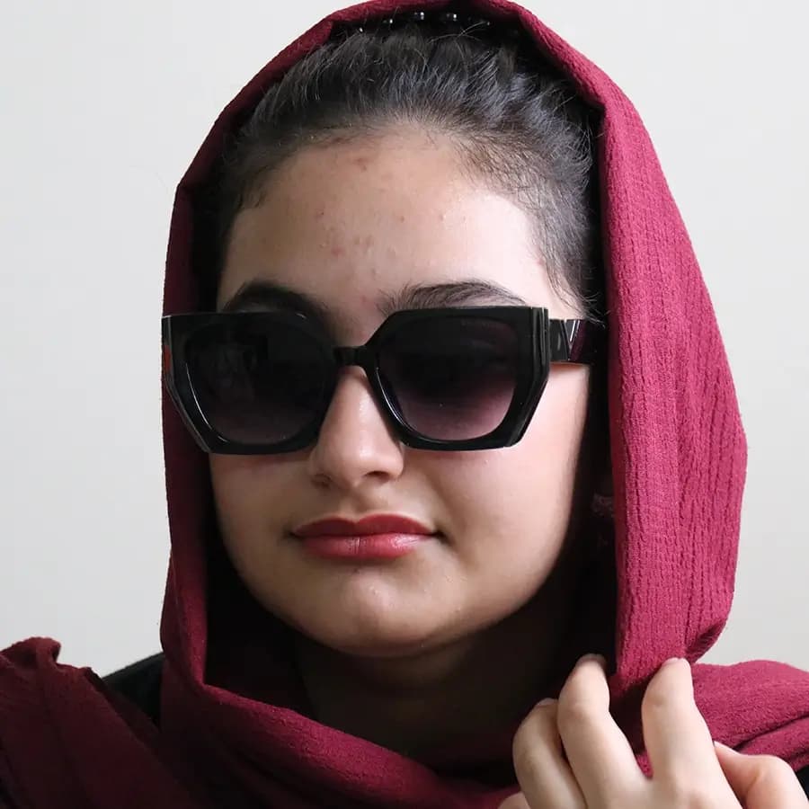 عینک آفتابی زنانه با فریم رنگ مشکی و لنز سایه روشن و دودی برند ولنتینو مدل 9794 — تصویر ۲