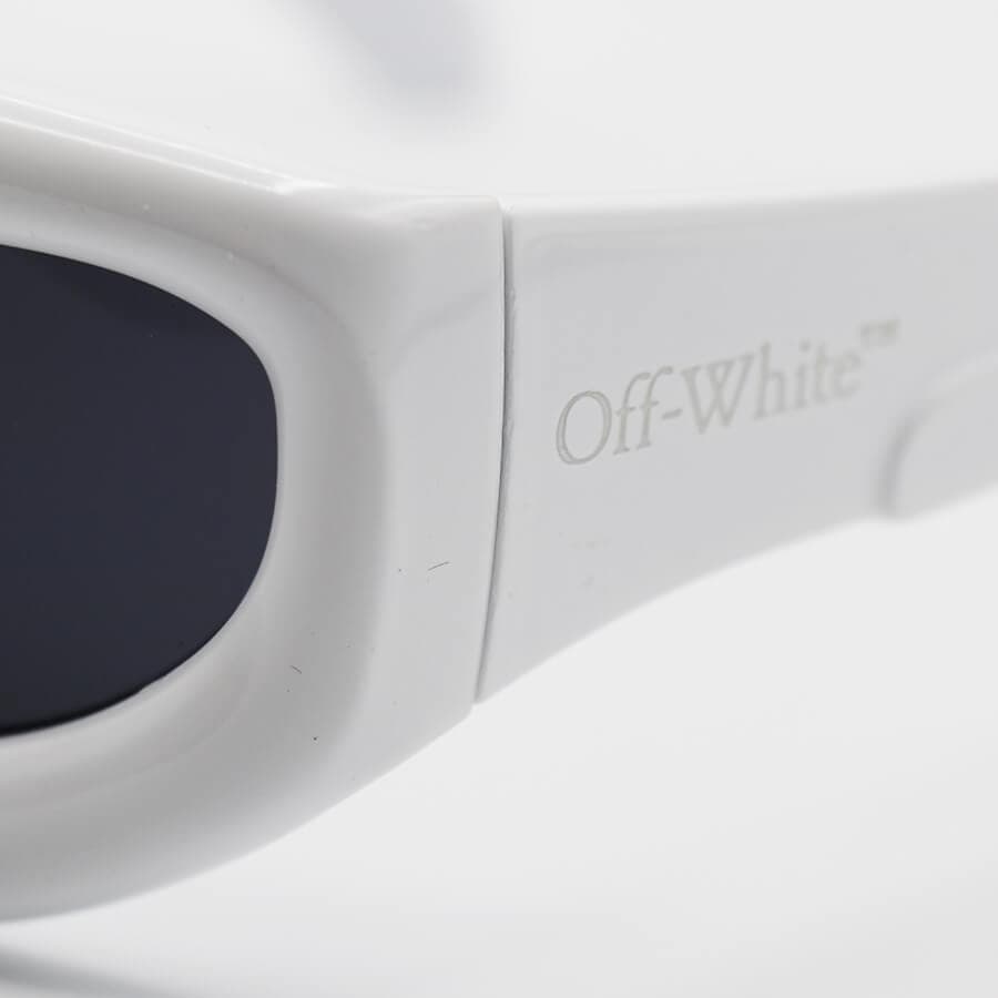 عینک آفتابی فانتزی با فریم سفید رنگ، لنز دودی تیره و دسته پهن برند Off-White مدل 6064 — تصویر ۵