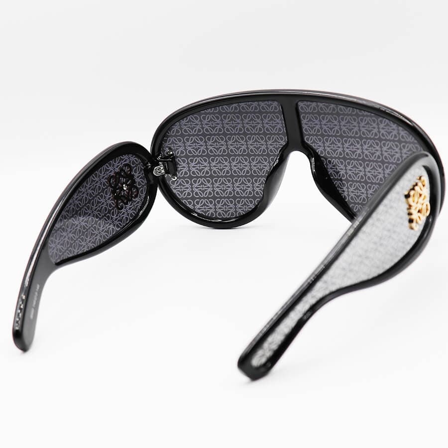 عینک آفتابی فانتزی با فریم مشکی رنگ، لنز آینه ای، نقره ای رنگ و دسته پهن LOEWE مدل 0239 — تصویر ۴