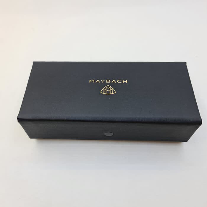کیف عینک برند میباخ (MAYBACH) شکل مستطیلی، مشکی رنگ و درب مگنتی (به همراه دستمال) مدل 991648 — تصویر ۳