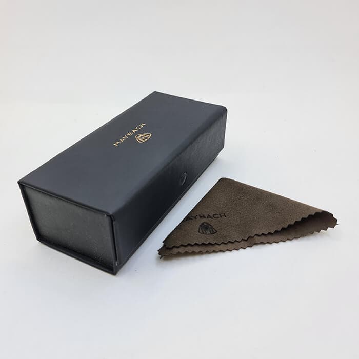 کیف عینک برند میباخ (MAYBACH) شکل مستطیلی، مشکی رنگ و درب مگنتی (به همراه دستمال) مدل 991648 — تصویر ۶