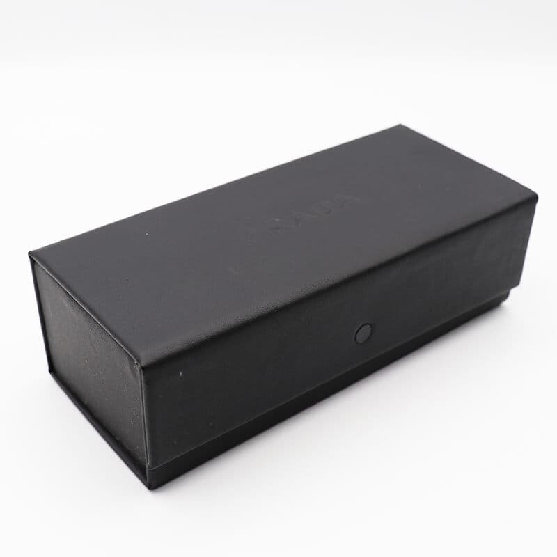 کیف عینک برند پرادا (PRADA) مستطیلی شکل، درب مگنتی و مشکی رنگ (به همراه دستمال) مدل 992192 — تصویر ۲