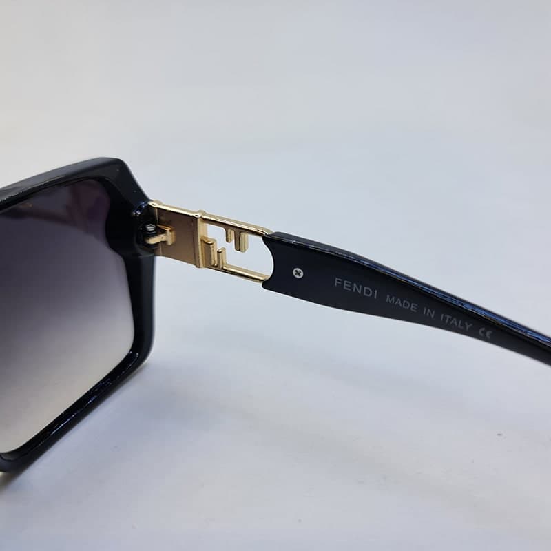 عینک آفتابی مربعی شکل Fendi با فریم مشکی و لنز دودی سایه روشن مدل 6063 — تصویر ۶
