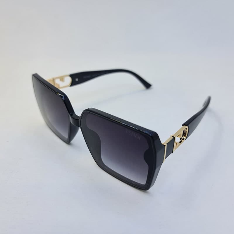 عینک آفتابی مربعی شکل Fendi با فریم مشکی و لنز دودی سایه روشن مدل 6063 — تصویر ۴