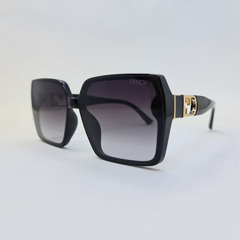 عینک آفتابی مربعی شکل Fendi با فریم مشکی و لنز دودی سایه روشن مدل 6063 — تصویر ۳