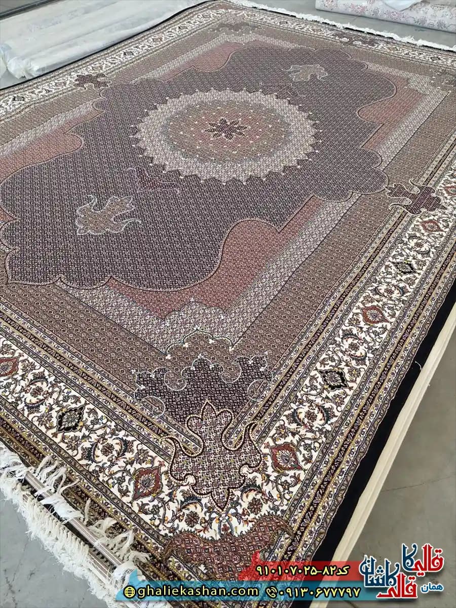 فرش کلاسیک 700 شانه طرح شاه ماهی قاجار رنگ سرمه ای 2 کاشان — تصویر ۲