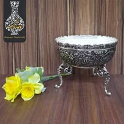 آجیل خوری برنجی قلمزنی پایه دار سلطنتی دهنه 16 دستساز قلم گل و طاووس اعلاء سیاه قلم طرح نقره — تصویر ۲