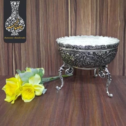 آجیل خوری برنجی قلمزنی پایه دار سلطنتی دهنه 16 دستساز قلم گل و طاووس اعلاء سیاه قلم طرح نقره