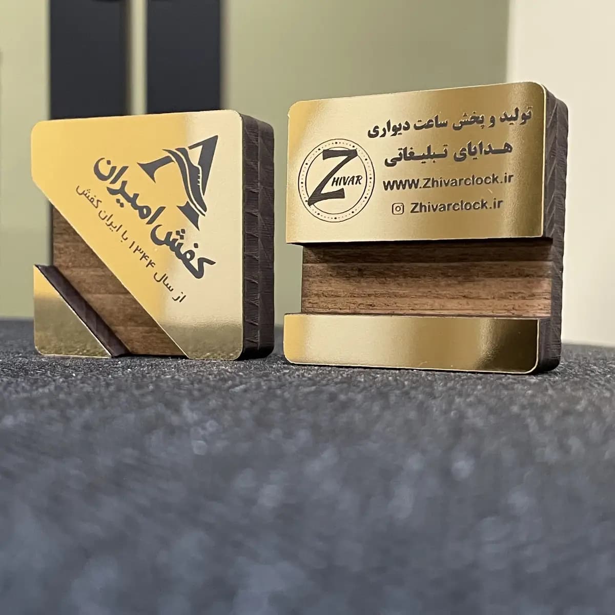 هولدر موبایل تبلیغاتی اقتصادی | استند موبایل با چاپ اختصاصی برند — تصویر ۲