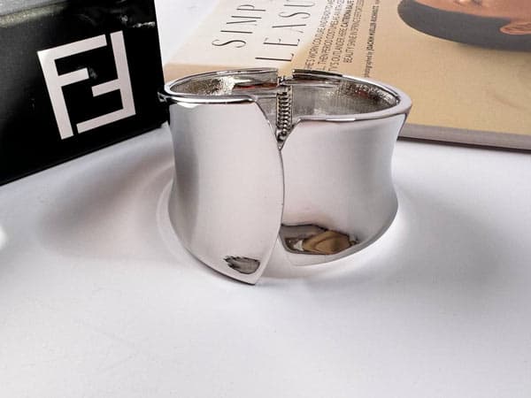 دستبند النگویی نقره ای طرح مینیمال و ساده — تصویر ۲