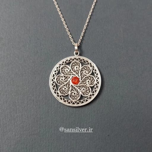 گردنبند نقره دستساز ملیله ( دایره با نگین قرمز خورشید گرد سبک )