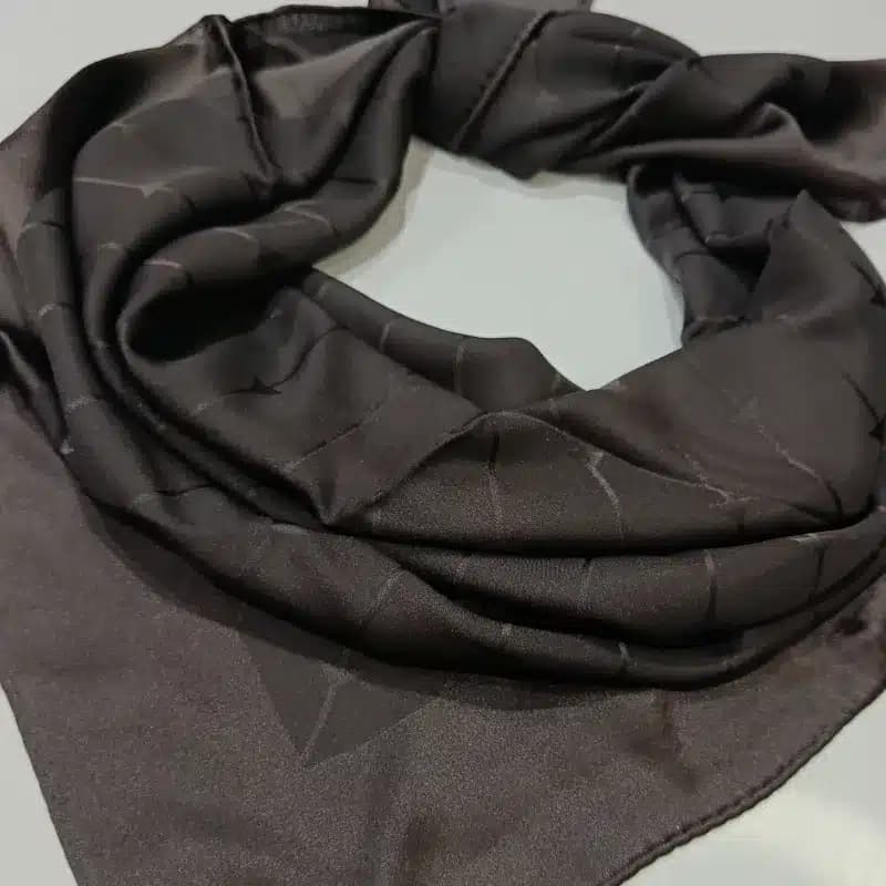 روسری ابریشم دور دست دوز ایتالیایی کد 2002 – قهوه ای سوخته، قواره 90 — تصویر ۲