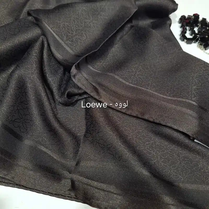 روسری ابریشم دور دست دوز ایتالیایی کد 2002 – قهوه ای سوخته، قواره 90 — تصویر ۵