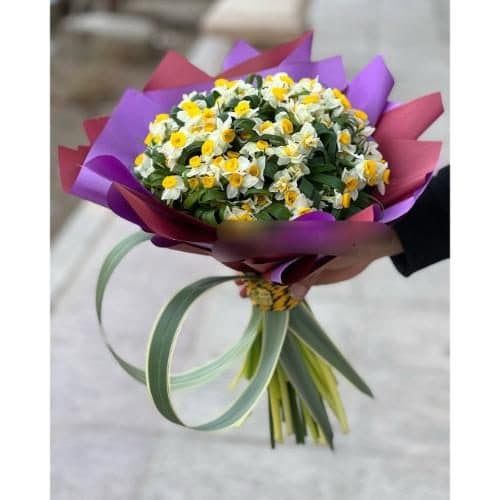 دسته گل نرگس و گل‌های ارکیده برای جشن تولد همسر 122