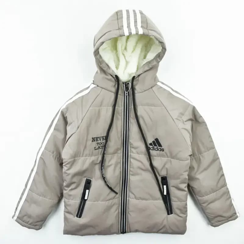 کاپشن پسرانه ADIDAS شمعی رنگ خاکی مناسب پاییز و زمستان — تصویر ۲