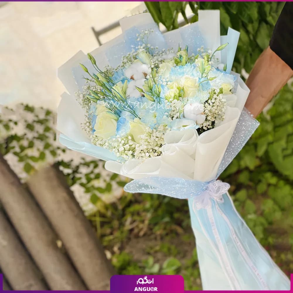 دسته گل ساده آبی و سفید — تصویر ۲