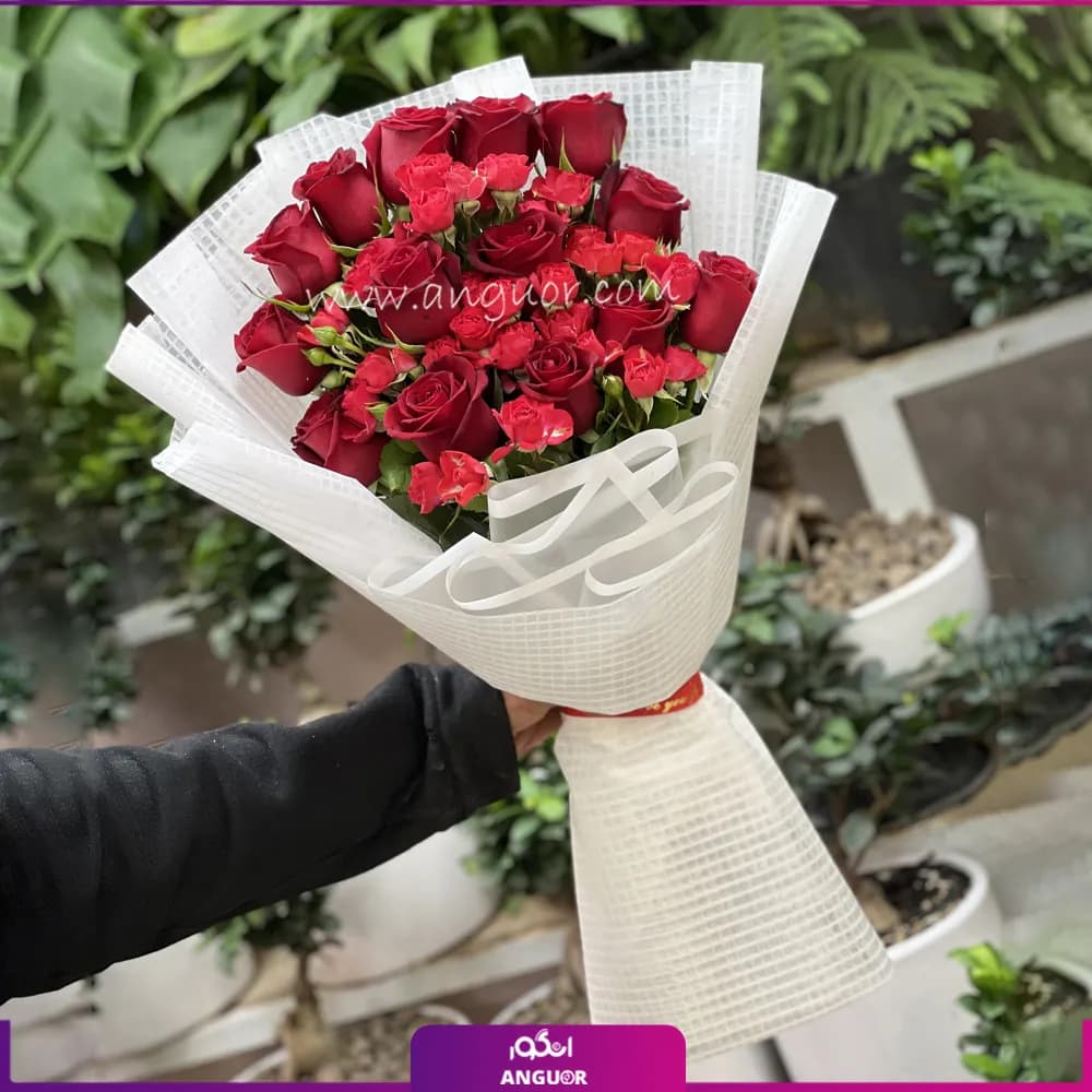 دسته گل ساده و شیک با گل رز