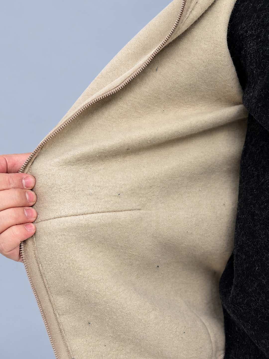 سوییشرت کلاهدار مردانه کرم دورس سه نخ پشت حولهای — تصویر ۴
